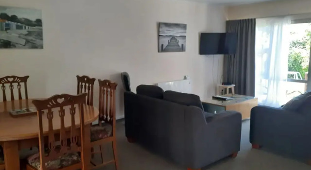 Семейные апартаменты с 3 комнатами с видом на сад Golden Bay Motel