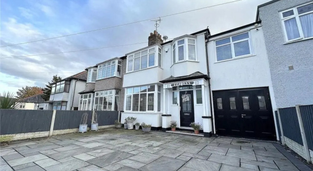 Impeccable 4-bed House in Liverpool