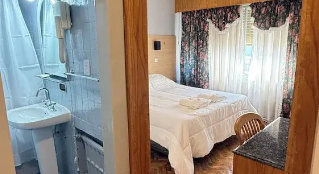 Двухместный номер Standard Diplomat Hotel