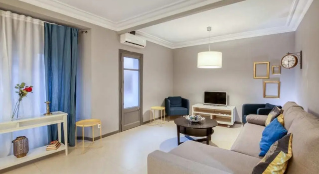 Lovely & Spacious 4bed Sleeps8 in BCN Center, Забронировать Отель Барселона провинция Барселона, рядом с Jove Regina Theatre