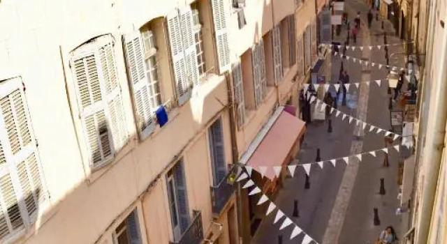 Lumineux Aix Plein Centre avec Parking privé Gratuit, Забронировать Отель Отели Экс-ан-Прованса с парковкой, рядом с Статуя Поля Сезанна, Парковка