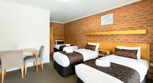 Кровать в общем номере Advance Motel
