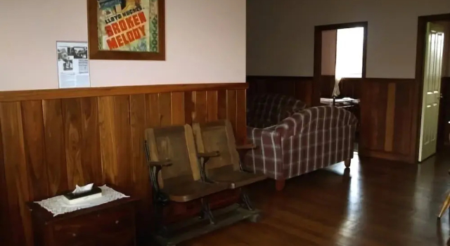 Pemberton Old Picture Theatre Holiday Apartments, Book Apartment Pemberton Western Australia