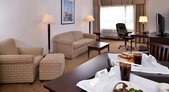 Двухместный номер Deluxe Holiday Inn Madison at The American Center by IHG