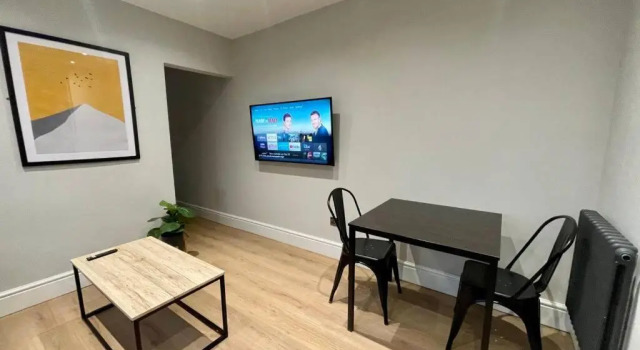 Modern Central Apartment + King Size Bed + Garden, Забронировать Апартаменты/квартира Отели Кардиффа с парковкой, рядом с Центр развлечений Parc All Weather Play, Парковка
