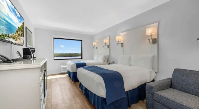 Четырёхместный номер Luxury с видом на залив Bayfront Inn Fifth Avenue