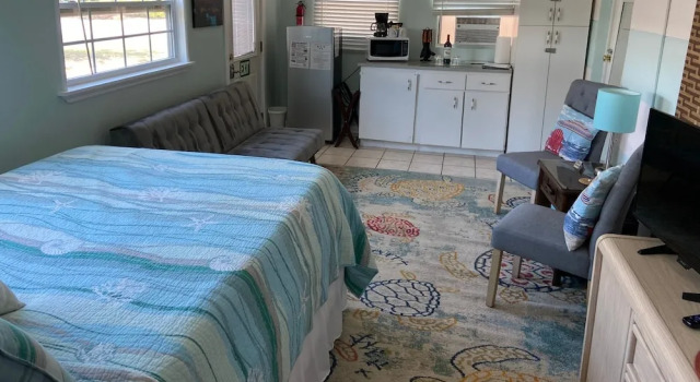 Hibiscus Retreat - Cozy Studio Close to Beach- Shared Hot Tub