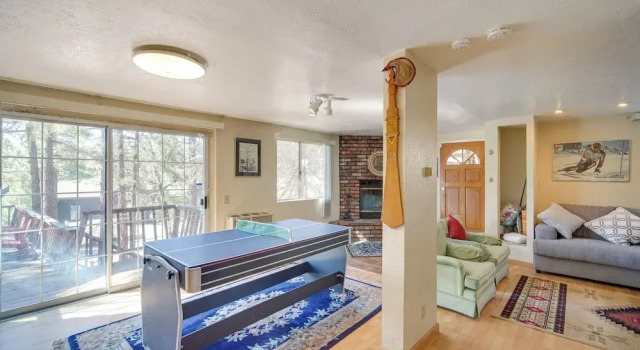 Quaint Big Bear Home w/ Hot Tub: 4 Mi to Skiing!, Забронировать Дом для отпуска Биг-Бэар-Сити San Bernardino Mountains