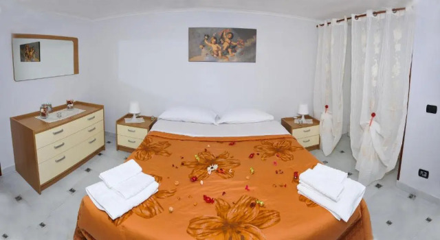 Welcome House, Buchen Sie Hotel Hotels in Neapel mit Pool, in der Nähe von Piazza Cavour, Schwimmbad