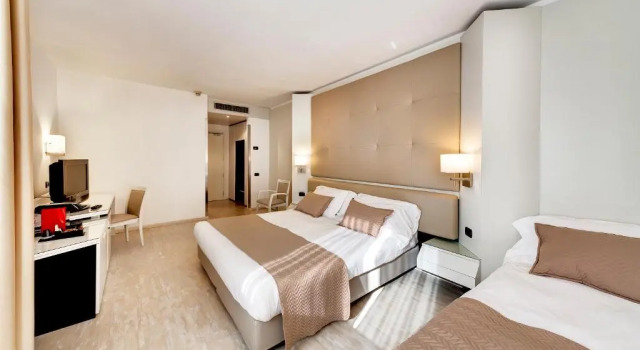 Трёхместный номер Mediterraneo Palace Hotel