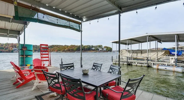 Коттедж Dock & Kayaks: Lake Ozark Family Retreat