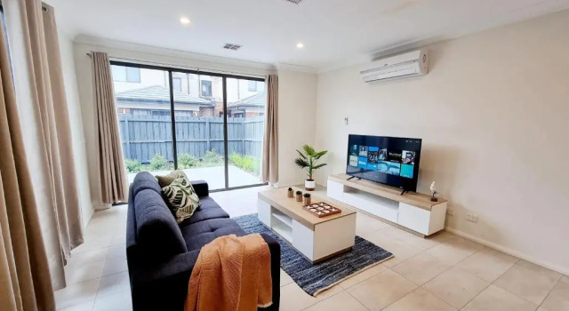 Коттедж Modern Narre Warren three bedroom townhouse, close to Fountain Gate SC