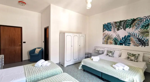 Четырёхместный номер Standard с балконом Hotel TEA - Praia a Mare
