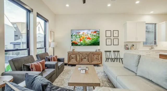 3 Mi to San Antonio River Walk: Gem w/ Heated Pool, Забронировать Дом для отпуска Сан-Антонио Bexar County, рядом с Музей Витте