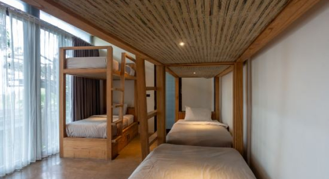 Кровать в общем номере (мужской номер) Bong Lux Hostel Nusa Lembongan