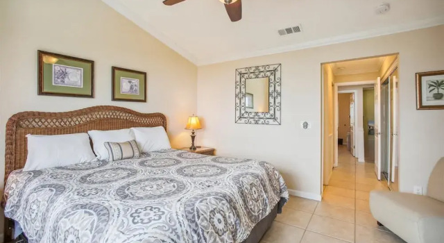 Oceanfront Bliss: Night of Lights Getaway!, Rezerwuj Apartament Hotele w Saint Augustine Area z parkingiem, Parking