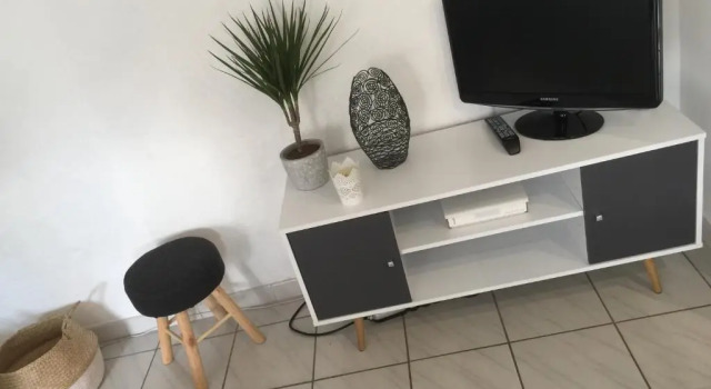 APPARTEMENT T2 avec TERRASSE ds maison de village pres d avignon