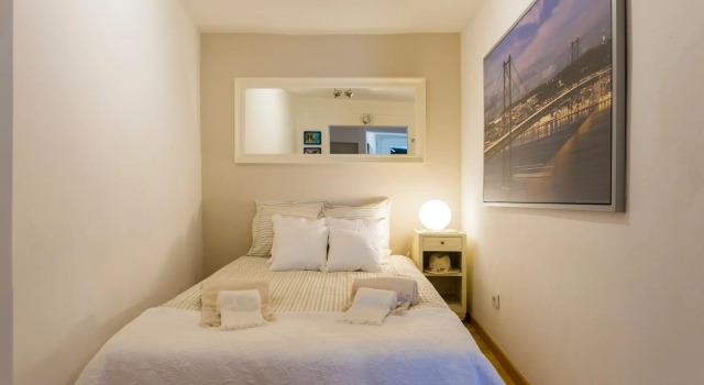 Apartment Cosy. 3 Guests, Забронировать Апартаменты/квартира Отели Лиссабона с парковкой, рядом с Музей Teatro Romano, Парковка