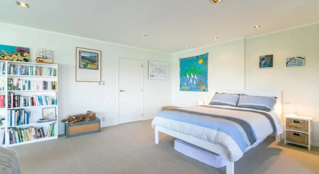 Sunny Poolside Studio in Meadowbank