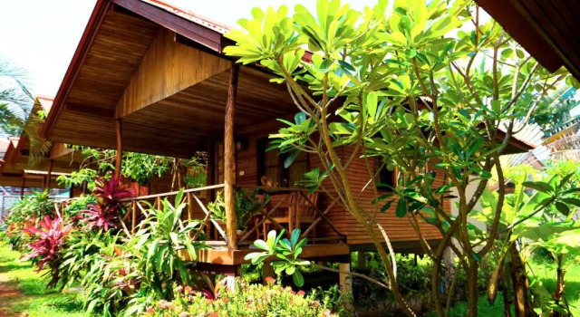 Бунгало с видом на сад Bangrak Pier Bungalow