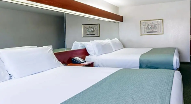Четырёхместный номер Microtel Inn & Suites Marianna