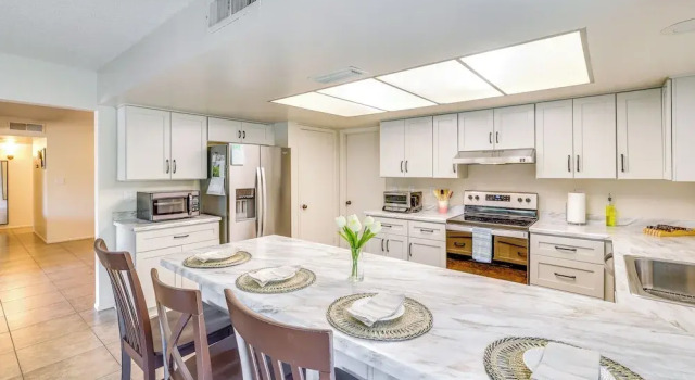 Коттедж Centrally Located Glendale Home w/ Yard & Grill