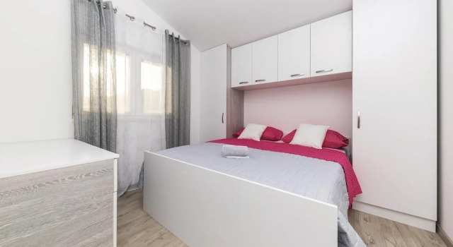 Beautiful Apartment in Kastel Stari With 4 Bedrooms, Wifi and Outdoor Swimming Pool, Buchen Sie Ferienwohnung Hotels in Gespanschaft Split-Dalmatien mit Pool, Schwimmbad