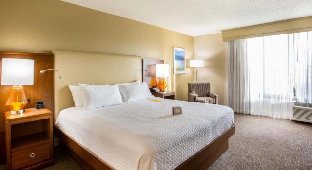 Номер Deluxe Doubletree by Hilton Fort Myers at Bell Tower Shops