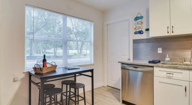 Коттедж Walk to Art District + Beach: Pet-friendly Getaway