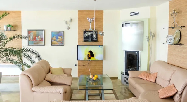 FM Deluxe 2-BDR Apartment - Varna Port, Забронировать Апартаменты/квартира Отели Варны с парковкой, рядом с Комплекс Приморский, Парковка