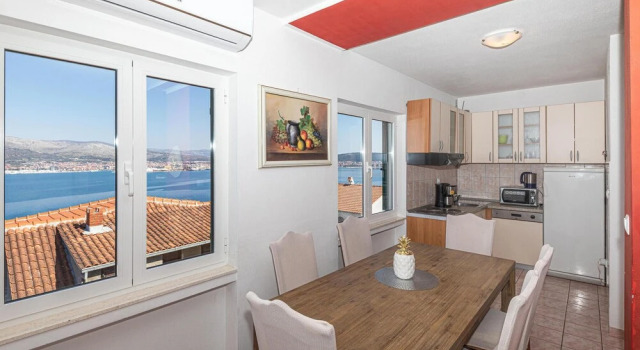 Beautiful Apartment in Okrug Donji With 4 Bedrooms, Wifi and Outdoor Swimming Pool