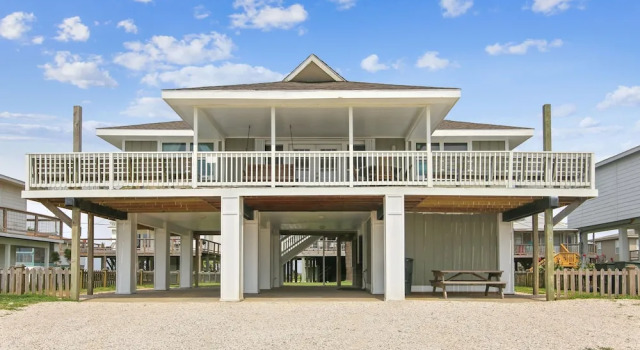 Betsy's Beachfront Cottage 3 Bedrooms 2 Bathrooms Home
