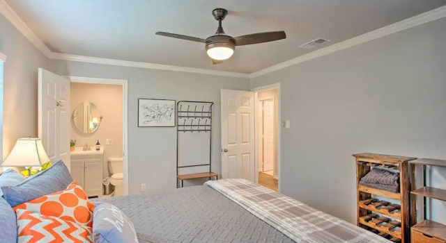 Dock & Fire Pit: Lakefront Cedar Creek Home!, Reserva ahora Hotel Enchanted Oaks Estados Unidos