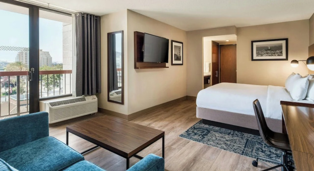 Двухместный номер Deluxe с балконом Four Points by Sheraton - San Francisco Bay Bridge