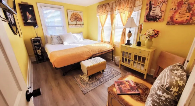 Кровать в общем номере Bright Cozy Room Peaceful Dover Stay