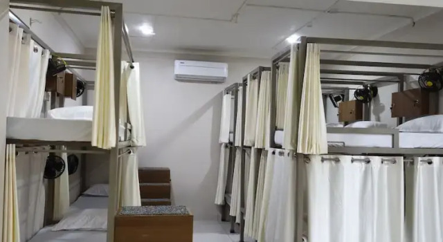 Кровать в общем номере Royal Stay Inn