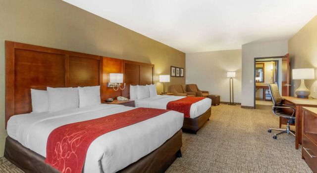 Четырёхместный люкс Comfort Suites Glendale - State Farm Stadium Area