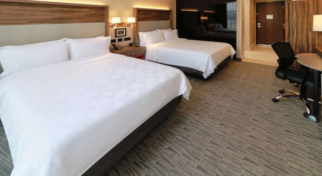 Четырёхместный номер Standard с балконом Holiday Inn Hotel and Suites Mexico Felipe Angeles Airport by IHG