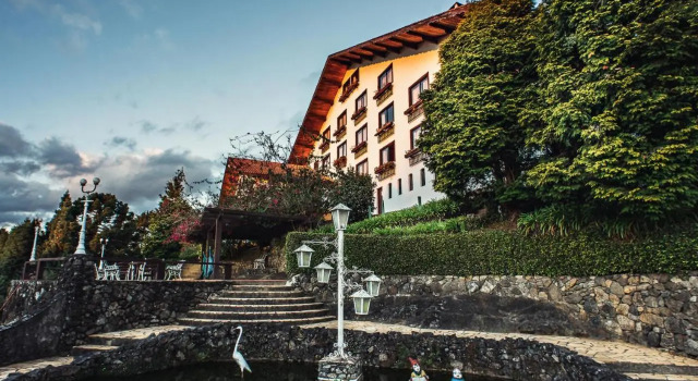 Hotel Meissner Hof, Забронировать Отель Отели Монти-Верди с бассейном, рядом с Торговый центр Inverness Mall, Бассейн