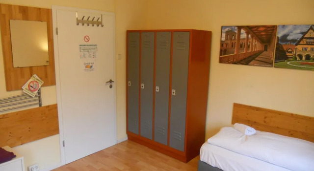 Cama en dormitorio compartido con vista al jardín Quartier Hostel Potsdam