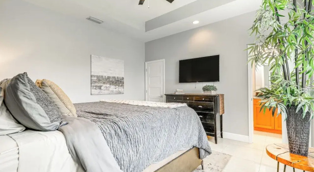 Коттедж Tampa Home w/ Fire Pit, Yard, Cornhole + More!
