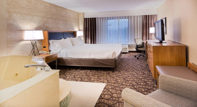 Двухместный номер Standard Holiday Inn Hotel & Suites Warren by IHG