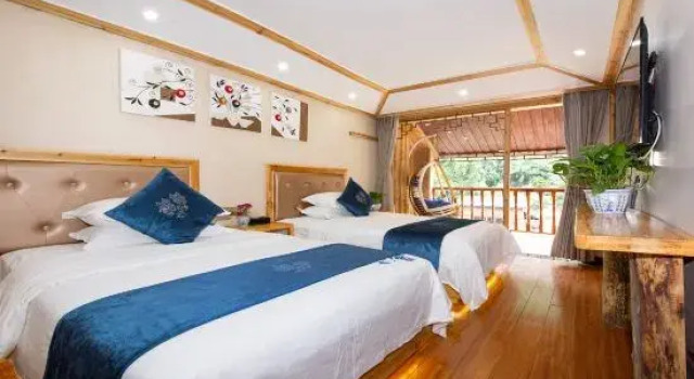 Семейный люкс с балконом и с видом на реку Jiuqi Shuidiao Getou Diaojiaolou Hotel