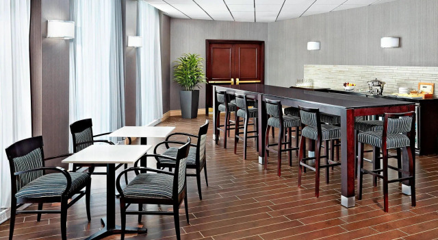 Двухместный полулюкс Sheraton Montreal Airport Hotel