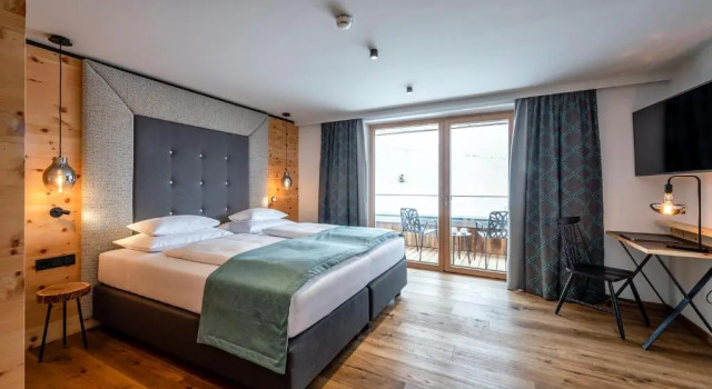 Люкс с балконом и с видом на горы Hotel das Zwölferhaus