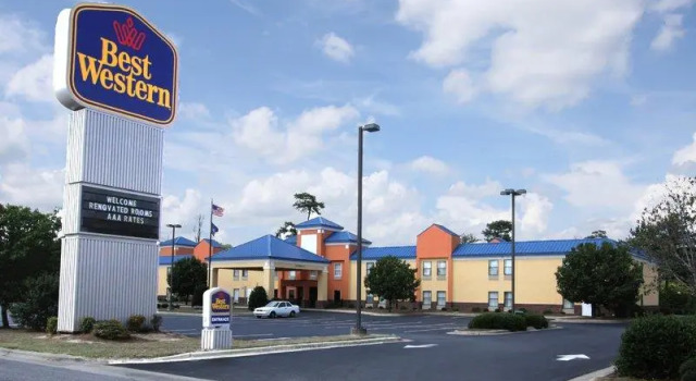 Кровать в общем номере SureStay Plus by Best Western Tarboro-Kingsboro
