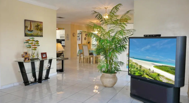 Pet-friendly home with pool and dock with gulf access, Забронировать Дом для отпуска Отели в центре Марко-Айленд, в центре