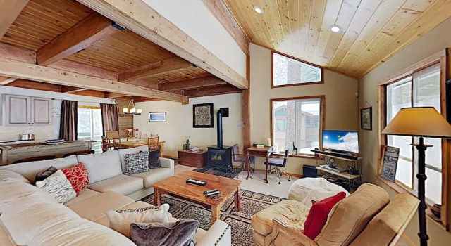 Charming Tahoe Donner Cottage by RedAwning, Забронировать Дом для отпуска Траки Скво-Вэлли, рядом с Поле для гольфа Coyote Moon