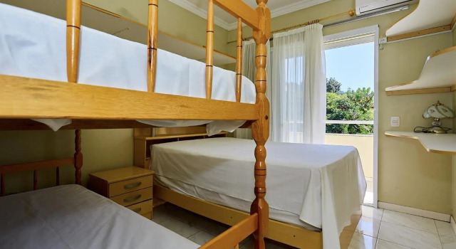 1040 - Departamento 2 quartos na Rua Pirajica . 200 m da Praia Bombinhas Centro, Забронировать Отель Бомбиньяс Санта-Катарина