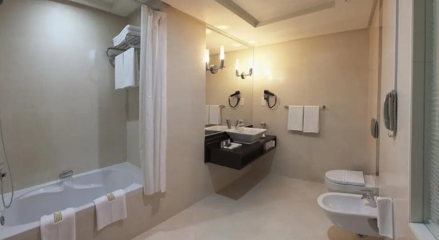 Двухместный номер Superior Kingsgate Hotel Abu Dhabi by Millennium
